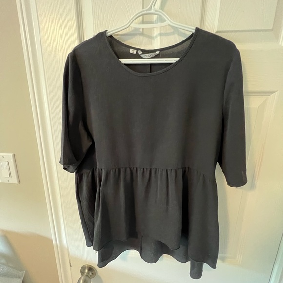 Ladies top - Picture 1 of 3